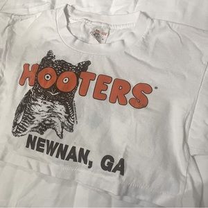 Authentic & 80’s Hooter’s Half Shirt! 🦉🧡